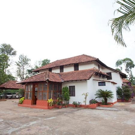 Sardar Bahadur'S Heritage Bungalow Estate Stay Napoklu Eksteriør billede