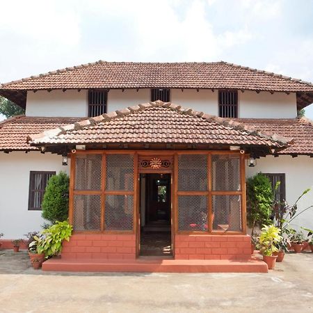 Sardar Bahadur'S Heritage Bungalow Estate Stay Napoklu Eksteriør billede