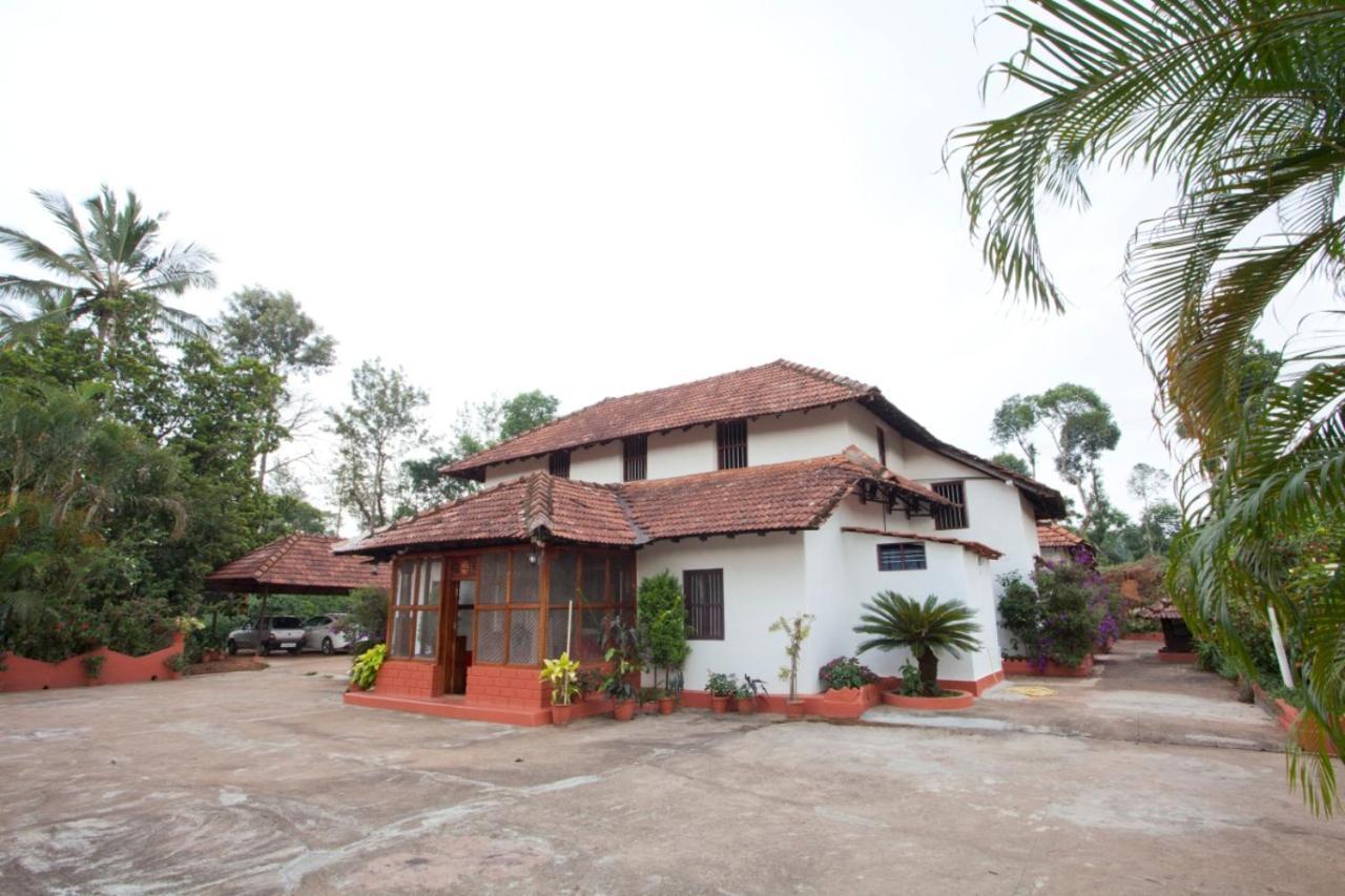 Sardar Bahadur'S Heritage Bungalow Estate Stay Napoklu Eksteriør billede
