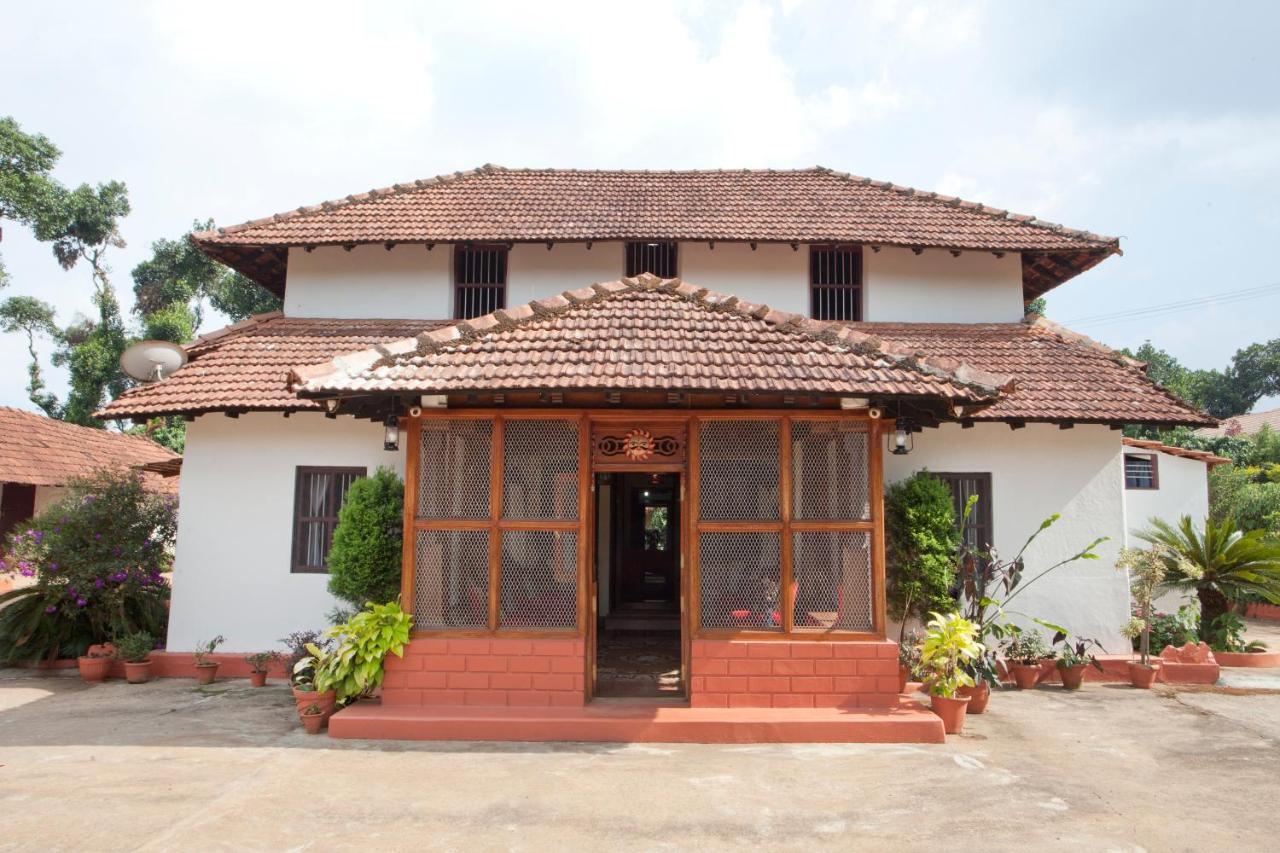 Sardar Bahadur'S Heritage Bungalow Estate Stay Napoklu Eksteriør billede