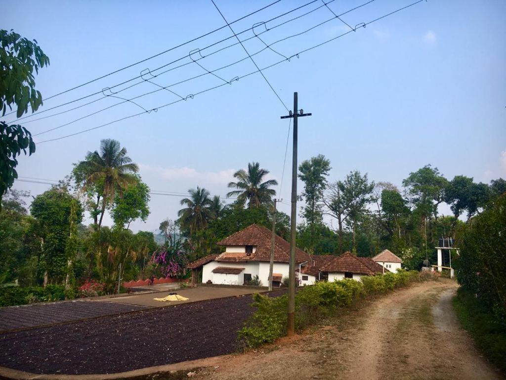 Sardar Bahadur'S Heritage Bungalow Estate Stay Napoklu Eksteriør billede