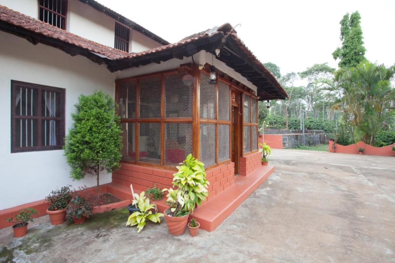 Sardar Bahadur'S Heritage Bungalow Estate Stay Napoklu Eksteriør billede