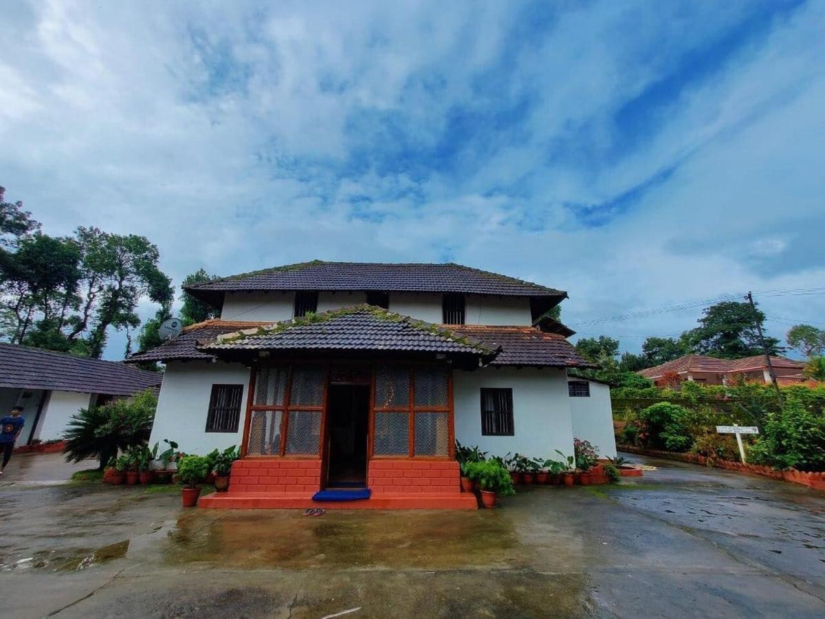 Sardar Bahadur'S Heritage Bungalow Estate Stay Napoklu Eksteriør billede