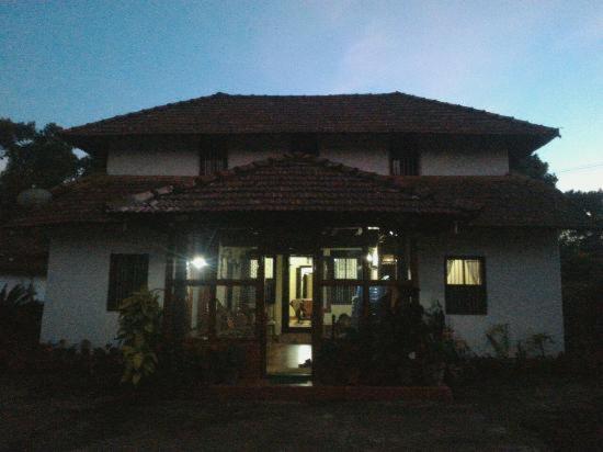 Sardar Bahadur'S Heritage Bungalow Estate Stay Napoklu Eksteriør billede